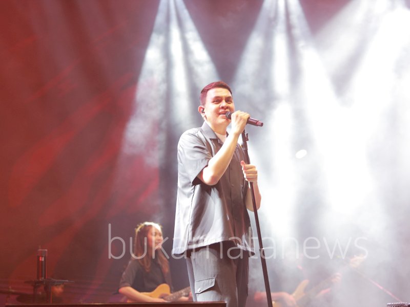 Tulus Hipnotis Ribuan Penonton di Resonansee Fest 2025 Makassar
