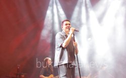 Tulus Hipnotis Ribuan Penonton di Resonansee Fest 2025 Makassar