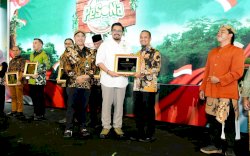 Wujudkan Program Perhutanan Sosial, Gubernur Sulsel Raih Penghargaan dari Kemenhut RI