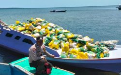 Diangkut dengan Kapal Rakyat, Penyaluran Beras SPHP Polres Selayar Jangkau Wilayah Kepulauan