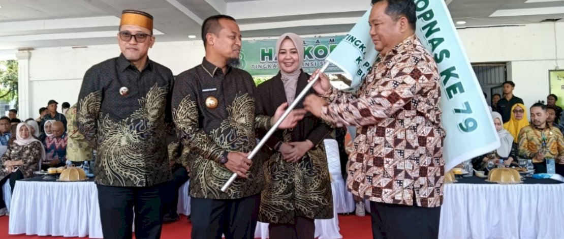 Penyerahan bendera pataka oleh Gubernur Sulawesi Selatan, Andi Sudirman Sulaiman, bersama Wakil Gubernur, Fatmawati Rusdi, kepada Kepala Dinas Perdagangan, Koperasi dan UKM (Disdagkop UKM), Senfry Oktavianus mewakili Bupati Luwu Timur.