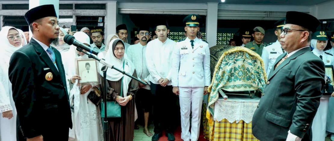Gubernur Sulsel Lepas Jenazah Mantan Sekprov Mappatoeroeng Parawansa Gubernur Sulsel Lepas Jenazah Mantan Sekprov Mappatoeroeng Parawansa