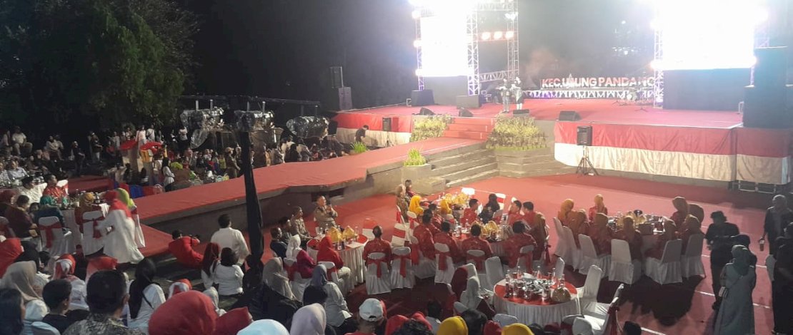 Ribuan warga tumpah ruah di Monumen Mandala pada Minggu malam, 24 Agustus 2025, untuk merayakan Pesta Rakyat Kecamatan Ujung Pandang.