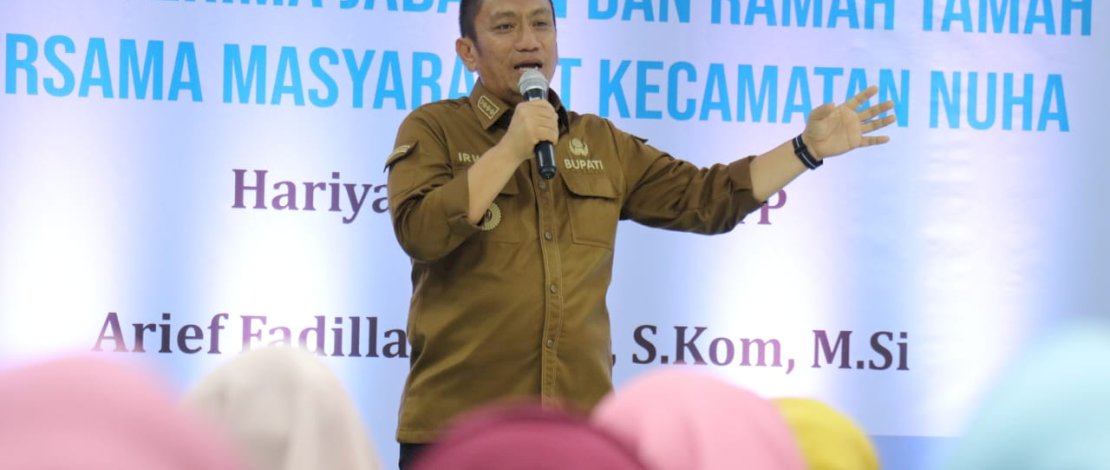 Bupati Irwan Bachri Syam saat menghadiri serah terima jabatan (sertijab) Camat Nuha yang dirangkaikan dengan silaturahmi bersama masyarakat, Kamis malam, 24 Juli 2025.
