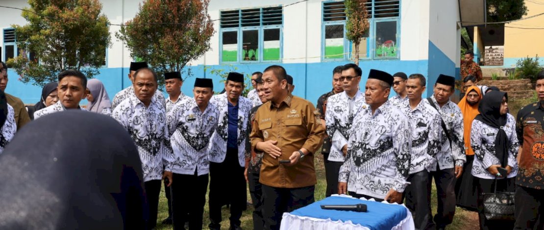 Bupati Luwu Timur, Irwan Bachri Syam mengunjungi korban kebakaran sebuah rumah dinas semi permanen milik SMP Negeri 1 Wasuponda yang dihuni oleh Maryus Lapu dan Yulia Nur di Jalan Cendrawasih, Desa Wasuponda, Kecamatan Wasuponda, Kamis, 24 Juli 2025.
