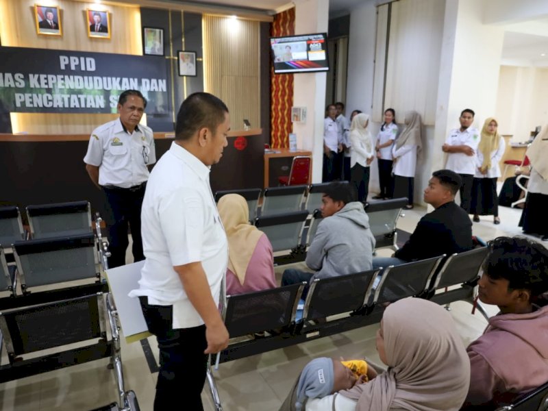 Sidak ke Kantor Disdukcapil, Bupati Irwan Bachri Syam Tindaklanjuti Laporan Masyarakat atas Pelayanan yang Lambat
