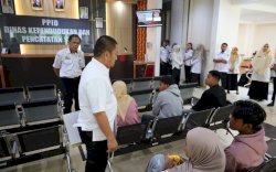 Sidak ke Kantor Disdukcapil, Bupati Irwan Bachri Syam Tindaklanjuti Laporan Masyarakat atas Pelayanan yang Lambat