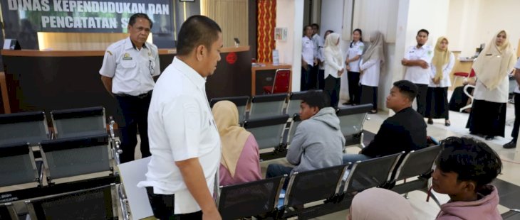 Sidak ke Kantor Disdukcapil, Bupati Irwan Bachri Syam Tindaklanjuti Laporan Masyarakat atas Pelayanan yang Lambat