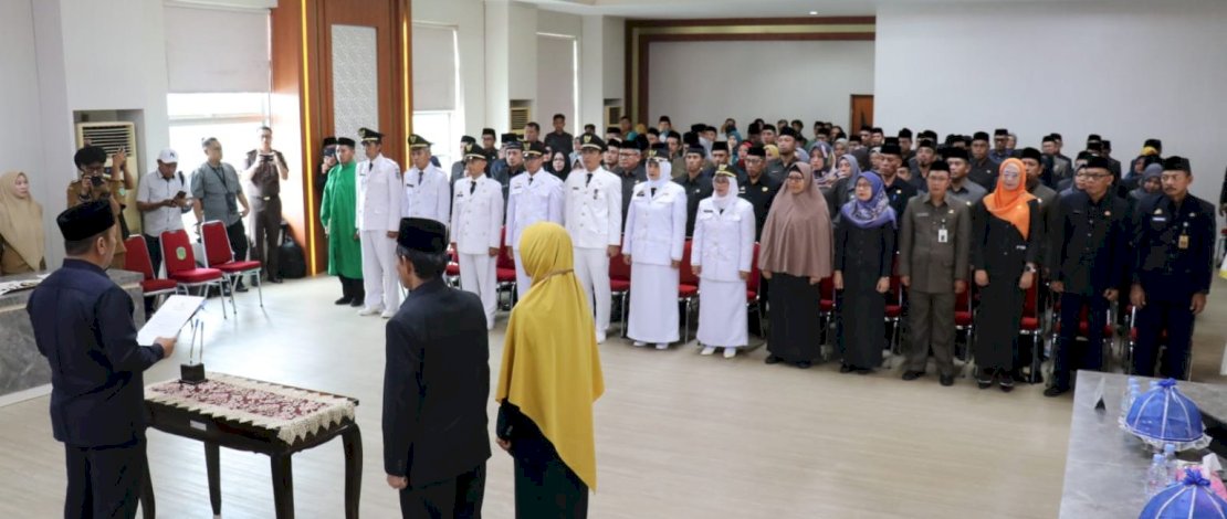 Bupati Luwu Timur, Irwan Bachri Syam secara resmi mengukuhkan, melantik, dan mengambil sumpah jabatan 76 Pejabat, yang terdiri atas Pejabat Pimpinan Tinggi Pratama, Administrator, dan Pengawas lingkup Pemerintah Kabupaten Luwu Timur, yang berlangsung di Aula Sasana Praja Kantor Bupati, Senin, 7 Juli 2025.