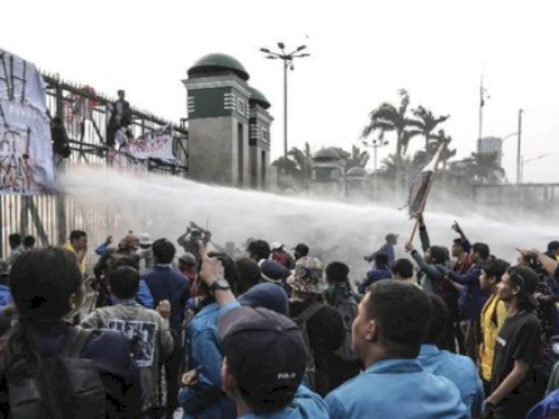 Bentrokan Pecah, Gas Air Mata Ditembakkan Hingga ke Stasiun Palmerah