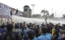 Bentrokan Pecah, Gas Air Mata Ditembakkan Hingga ke Stasiun Palmerah