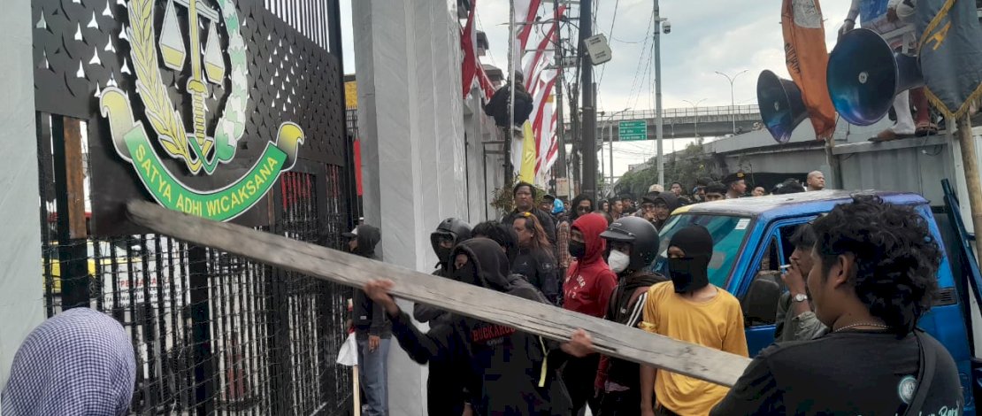 Aksi demonstrasi yang digelar oleh Aliansi Laskar Arung Palakka di depan Kantor Kejaksaan Tinggi (Kejati) Sulawesi Selatan, Makassar, pada Senin (25/8/2025) berlangsung memanas Aksi demonstrasi yang digelar oleh Aliansi Laskar Arung Palakka di depan Kantor Kejaksaan Tinggi (Kejati) Sulawesi Selatan, Makassar, pada Senin (25/8/2025) berlangsung memanas