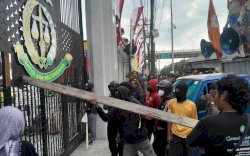 Demo di Kejati Sulsel Memanas, Massa Rusak Pagar dan Blokir Jalan