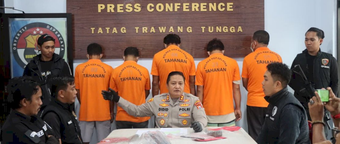 Lima Debt Collector pelaku perampasan mobil dihadirkan dalam Konferensi pers yang dipimpin langsung Kapolres Kepulauan Selayar AKBP Didid Imawan, di ruang Press Conference Humas Polres, Selasa, 26 Agustus 2025. Lima Debt Collector pelaku perampasan mobil dihadirkan dalam Konferensi pers yang dipimpin langsung Kapolres Kepulauan Selayar AKBP Didid Imawan, di ruang Press Conference Humas Polres, Selasa, 26 Agustus 2025.