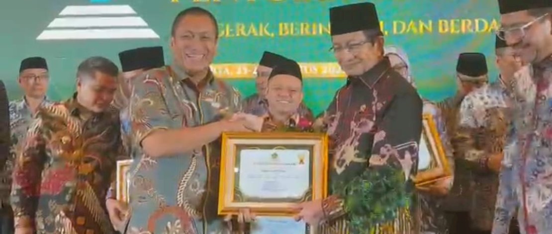 Bupati Luwu Timur, Irwan Bachri Syam, dianugerahi penghargaan bergengsi dari Kementerian Agama Republik Indonesia atas Peran, Dukungan, dan Kontribusinya dalam Program Penguatan Fungsi Penyuluh Agama Islam, sehingga mampu meningkatkan kualitas layanan keagamaan dan memperkuat harmoni sosial di tengah masyarakat. Bupati Luwu Timur, Irwan Bachri Syam, dianugerahi penghargaan bergengsi dari Kementerian Agama Republik Indonesia atas Peran, Dukungan, dan Kontribusinya dalam Program Penguatan Fungsi Penyuluh Agama Islam, sehingga mampu meningkatkan kualitas layanan keagamaan dan memperkuat harmoni sosial di tengah masyarakat.