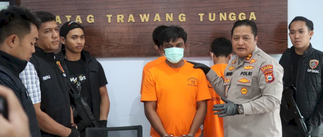 Tiga tersangka kasus pencurian kabel rumah sakit di Kepulauan Selayar, dihadirkan dalam Konferensi pers yang dipimpin Kapolres AKBP Didid Imawan.