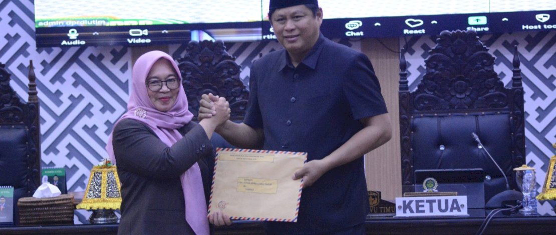 Wakil Bupati Luwu Timur Puspawati Husler menyerahkan Rancangan KUA PPAS Tahun Anggaran 2026 yang diterima oleh Ketua DPRD, Ober Datte, untuk dibahas dan disetujui bersama sesuai peraturan perundang-undangan.
