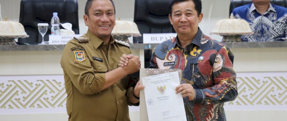 Pemerintah Kabupaten Luwu Timur menghibahkan lahan dan bangunan di Desa Puncak Indah Malili, untuk difungsikan sebagai Kantor Badan Narkotika Nasional (BNN) Kabupaten.