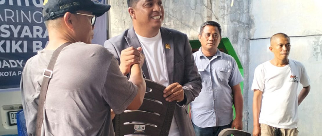 Jaring Aspirasi Warga, Anggota DPRD Parepare Achmad Ariadi Serahkan Ratusan Kursi Jaring Aspirasi Warga, Anggota DPRD Parepare Achmad Ariadi Serahkan Ratusan Kursi