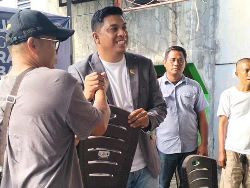 Jaring Aspirasi Warga, Anggota DPRD Parepare Achmad Ariadi Serahkan Ratusan Kursi