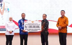 Gubernur Sulsel Serahkan Bantuan Rp1 Miliar untuk Korban Kebakaran di Sorowako