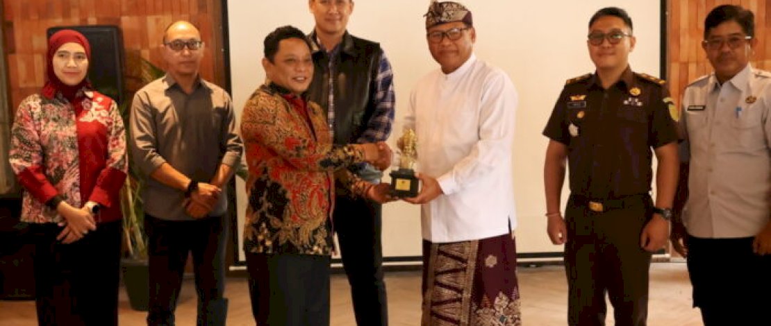 Sekda Alit Wiradana Terima Kunjungan Kerja Pemkot Makassar dalam Pelajari Penyelarasan Tata Kelola Pemerintahan Kota Denpasar. Sumber Foto : Istimewa
Sekda Alit Wiradana Terima Kunjungan Kerja Pemkot Makassar dalam Pelajari Penyelarasan Tata Kelola Pemerintahan Kota Denpasar. Sumber Foto : Istimewa