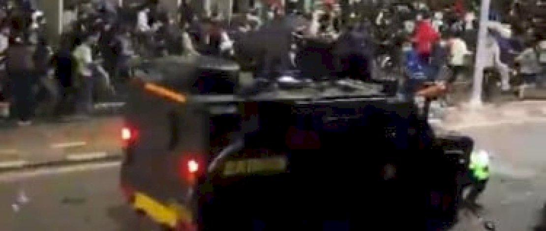 Video Viral: Pria Berjaket Ojol Dilindas Rantis Brimob saat Aksi di Jakarta