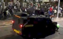 Video Viral: Pria Berjaket Ojol Dilindas Rantis Brimob saat Aksi di Jakarta