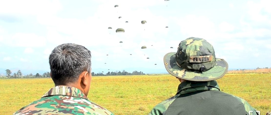 Ribuan Warga Bone Antusias Saksikan Atraksi Terjun Payung Prajurit Kostrad