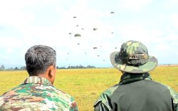 Ribuan Warga Bone Antusias Saksikan Atraksi Terjun Payung Prajurit Kostrad