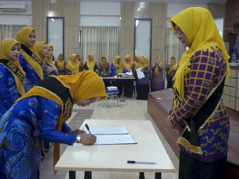 Sosialisasi Wajib Belajar 13 Tahun, Ketua TP PKK Pinrang Kukuhkan Bunda PAUD Desa dan Kelurahan