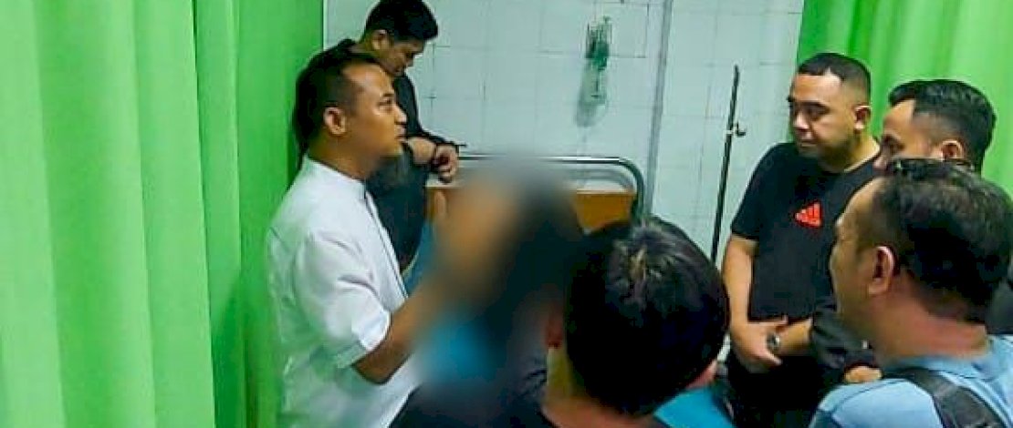 Gubernur Sulawesi Selatan Andi Sudirman Sulaiman membesuk korban kebakaran Gedung DPRD Kota Makassar yang tengah dirawat di Rumah Sakit Grestelina Makassar, Sabtu dini hari, 30 Agustus 2025. Gubernur Sulawesi Selatan Andi Sudirman Sulaiman membesuk korban kebakaran Gedung DPRD Kota Makassar yang tengah dirawat di Rumah Sakit Grestelina Makassar, Sabtu dini hari, 30 Agustus 2025.
