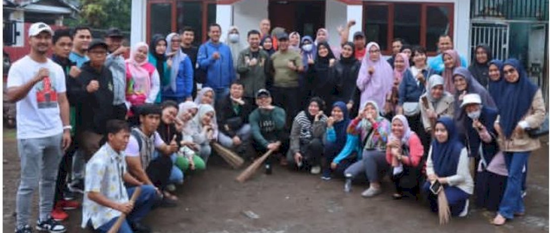 Semangat Gotong Royong Warnai Kegiatan &ldquo;Jumat Bersih&rdquo; Bappeda Makassar di Kelurahan Pannampu