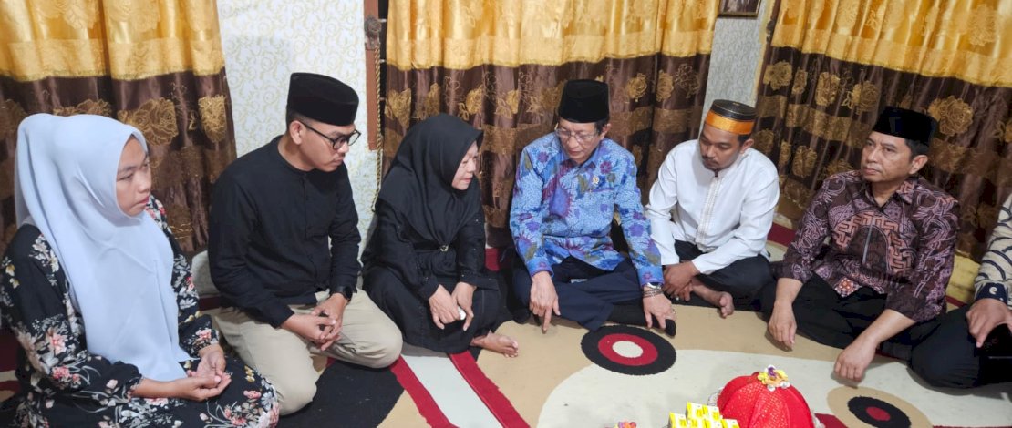 Menteri Agama Nasaruddin Umar mengunjungi rumah duka staf Humas DPRD Makassar, Muh. Akbar Basri (Abay) yang meninggal dalam kebakaran gedung DPRD saat aksi unjuk rasa. Menteri Agama Nasaruddin Umar mengunjungi rumah duka staf Humas DPRD Makassar, Muh. Akbar Basri (Abay) yang meninggal dalam kebakaran gedung DPRD saat aksi unjuk rasa.