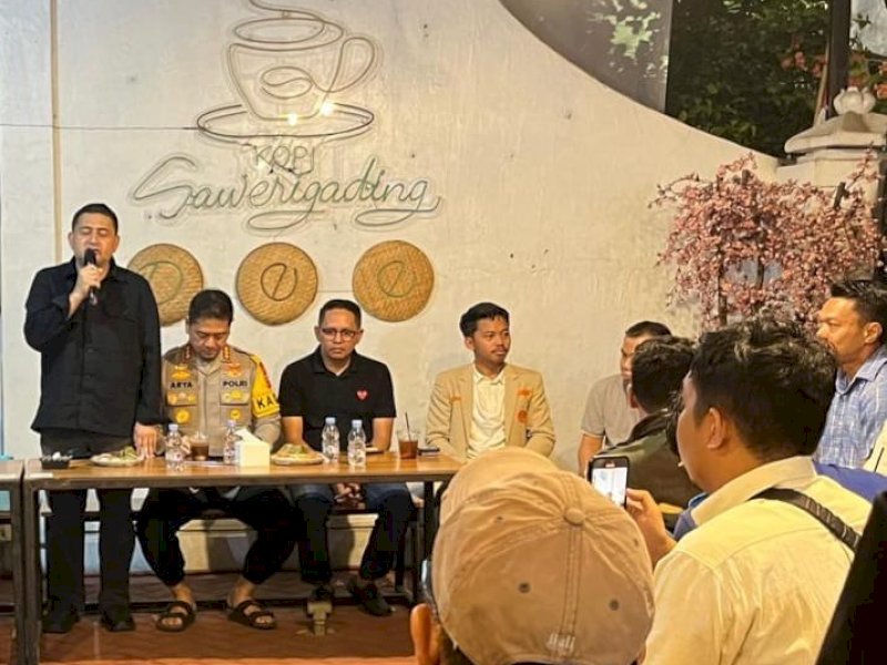 Ketua DPRD Makassar Menangis, Rela Pertaruhkan Nyawa Demi Kedamaian Makassar