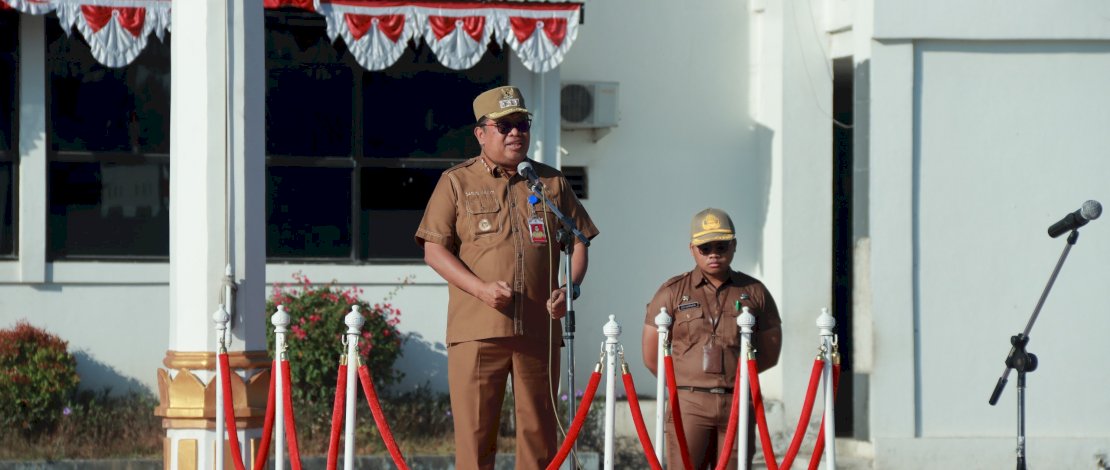 Bupati Takalar Mohammad Firdaus Daeng Manye, dalam Apel Gabungan Seluruh OPD Lingkup Kabupaten Takalar, di Lapangan Upacara Kantor Bupati Takalar, Senin, 1 September 2025. Bupati Takalar Mohammad Firdaus Daeng Manye, dalam Apel Gabungan Seluruh OPD Lingkup Kabupaten Takalar, di Lapangan Upacara Kantor Bupati Takalar, Senin, 1 September 2025.