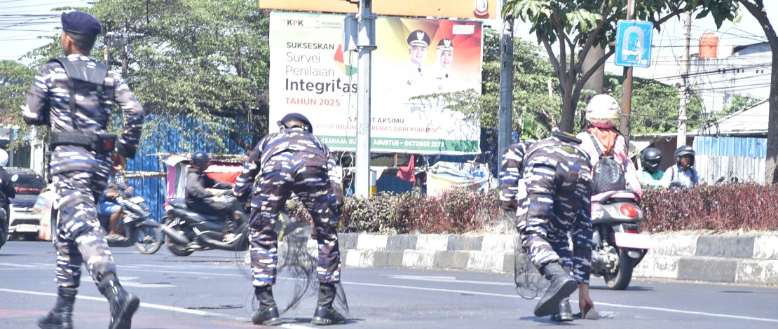 Prajurit Kodaeral VI turun langsung ke jalan membersihkan puing-puing sisa aksi demonstrasi yang terjadi beberapa waktu lalu di Kota Makassar, Senin, 1 September 2025. Prajurit Kodaeral VI turun langsung ke jalan membersihkan puing-puing sisa aksi demonstrasi yang terjadi beberapa waktu lalu di Kota Makassar, Senin, 1 September 2025.