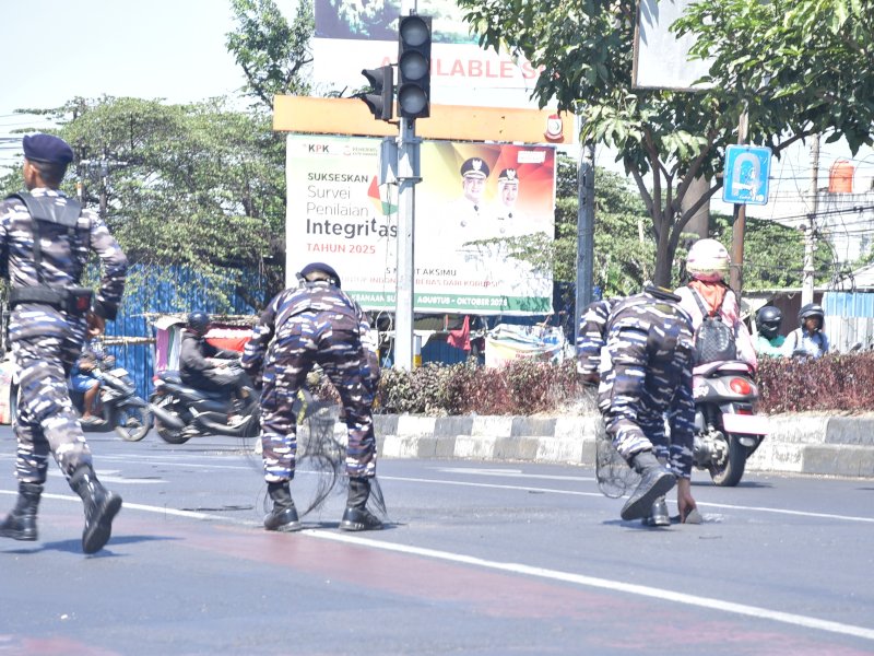 Aksi Simpatik Prajurit Kodaeral  VI Bersihkan Puing Sisa Demonstrasi Seraya Kampanyekan Makassar Damai