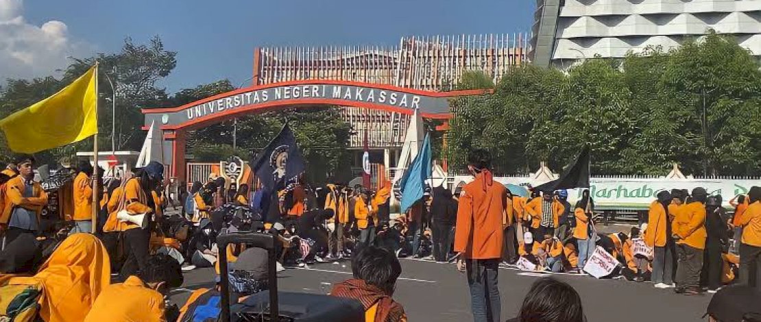 Aksi Konvoi Ribuan Mahasiswa UNM Bikin Jalan AP Pettarani Padat Merayap Aksi Konvoi Ribuan Mahasiswa UNM Bikin Jalan AP Pettarani Padat Merayap