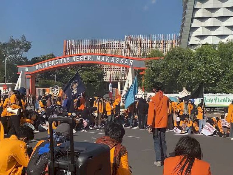 Aksi Konvoi Ribuan Mahasiswa UNM Bikin Jalan AP Pettarani Padat Merayap