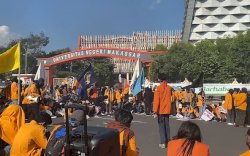 Aksi Konvoi Ribuan Mahasiswa UNM Bikin Jalan AP Pettarani Padat Merayap