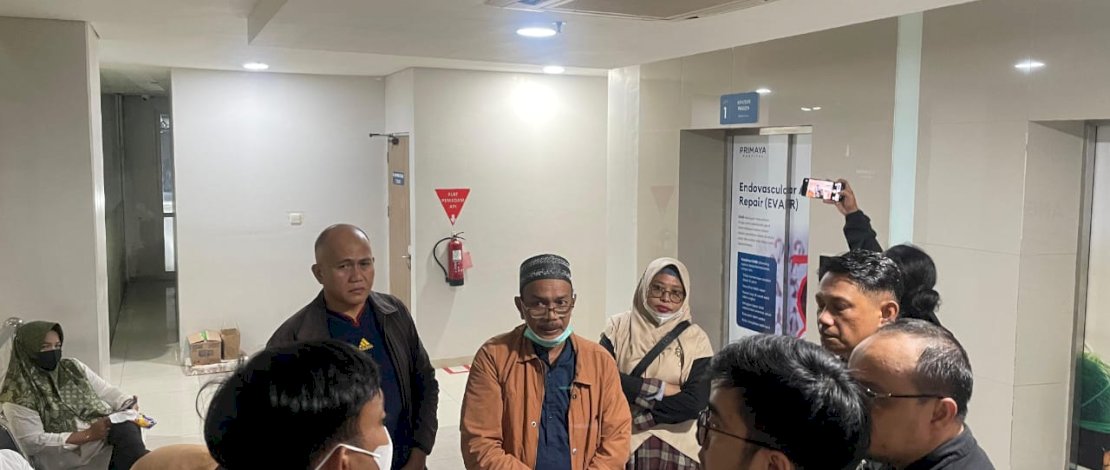 Perwakilan PT GoTo Gojek Tokopedia Tbk memberikan santunan sekaligus menyampaikan belasungkawa kepada keluarga almarhum Rusdamdiansyah alias Dandi, pengemudi ojek online (ojol) yang meninggal dunia setelah dikeroyok massa saat demonstrasi di depan Universitas Muslim Indonesia (UMI), Makassar, pada Jumat malam, 29 Agustus 2025.