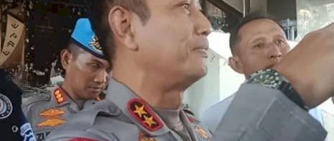 Kapolda Irjen Rusdi Hartono turun langsung memantau proses olah Tempat Kejadian Perkara (TKP) penyelidikan pembakaran Gedung DPRD Kota Makassar, Senin, 1 September 2025. Kapolda Irjen Rusdi Hartono turun langsung memantau proses olah Tempat Kejadian Perkara (TKP) penyelidikan pembakaran Gedung DPRD Kota Makassar, Senin, 1 September 2025.