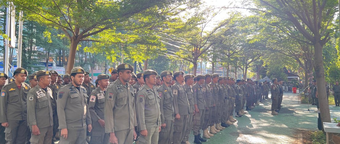 Ratusan personel Satpol PP Kota Makassar disiagakan selama 24 jam penuh untuk menjaga aset-aset pemerintah, menyusul kerusuhan massa yang terjadi di Kantor DPRD Kota Makassar pada Jumat lalu. Ratusan personel Satpol PP Kota Makassar disiagakan selama 24 jam penuh untuk menjaga aset-aset pemerintah, menyusul kerusuhan massa yang terjadi di Kantor DPRD Kota Makassar pada Jumat lalu.