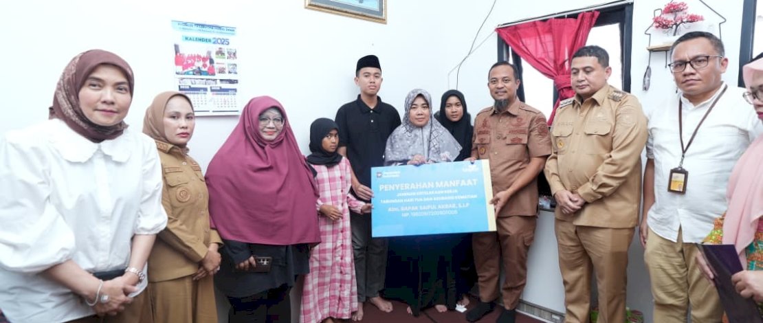 Santunan hingga Motor, Gubernur Sulsel Bantu Keluarga Kasi Kesra Korban Kebakaran DPRD Makassar