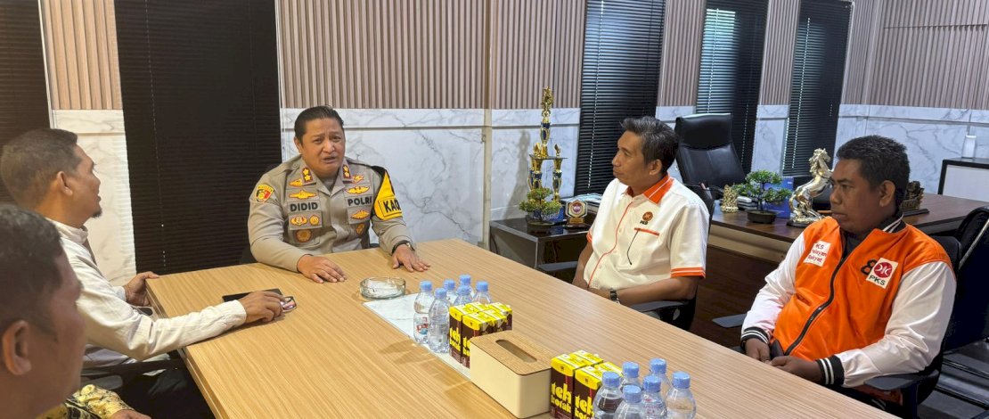 Kapolres Kepulauan Selayar, AKBP Didid Imawan, menerima kunjungan silaturahmi dari pengurus DPD Partai Keadilan Sejahtera Kabupaten Kepulauan Selayar di ruang kerjanya, Rabu, 3 September 2025.