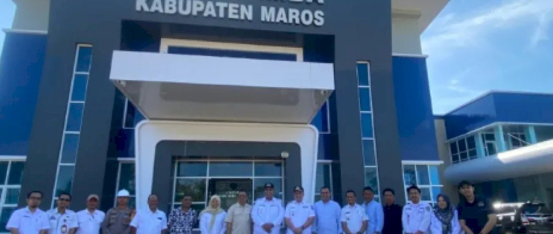 Bupati Maros, Dr. H.A.S. Chaidir Syam (tengah), didampingi Wakil Bupati dan para pejabat, melakukan tinjauan progres pembangunan RSUD Camba dan peletakan batu pertama masjid yang akan menjadi sarana ibadah dan ketenangan batin bagi para pasien.