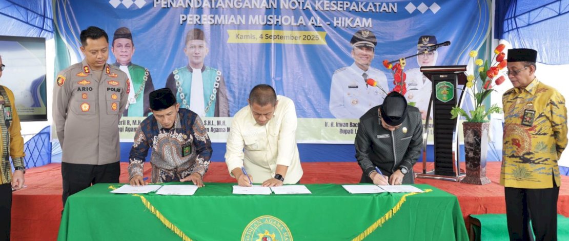 Penandatanganan nota kesepakatan (MoU) sidang terpadu serta peresmian Mushola Al-Hikam yang baru saja selesai dibangun di lingkungan kantor PA Malili.