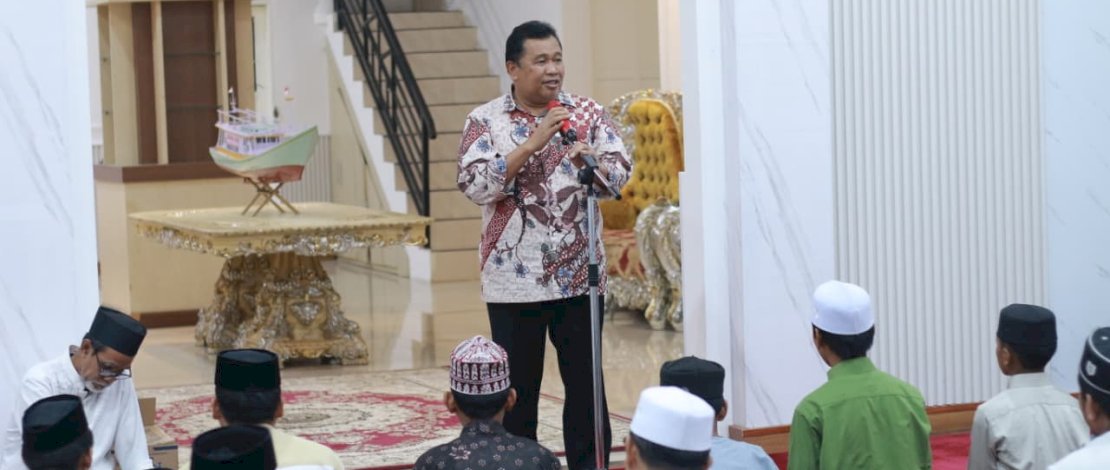 Bupati Takalar, Ir. H. Mohammad Firdaus Daeng Manye, MM,pada acara Zikir & Doa Bersama yang digelar di Rumah Jabatan Bupati pada Kamis malam (4/9/2025). Bupati Takalar, Ir. H. Mohammad Firdaus Daeng Manye, MM,pada acara Zikir & Doa Bersama yang digelar di Rumah Jabatan Bupati pada Kamis malam (4/9/2025).