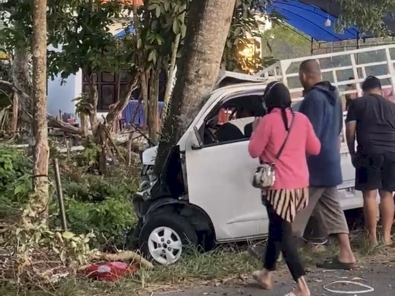 Lakalantas Akibat Pecah Ban di Jalan Poros Bone - Sinjai, Pengemudi Mobil Tewas